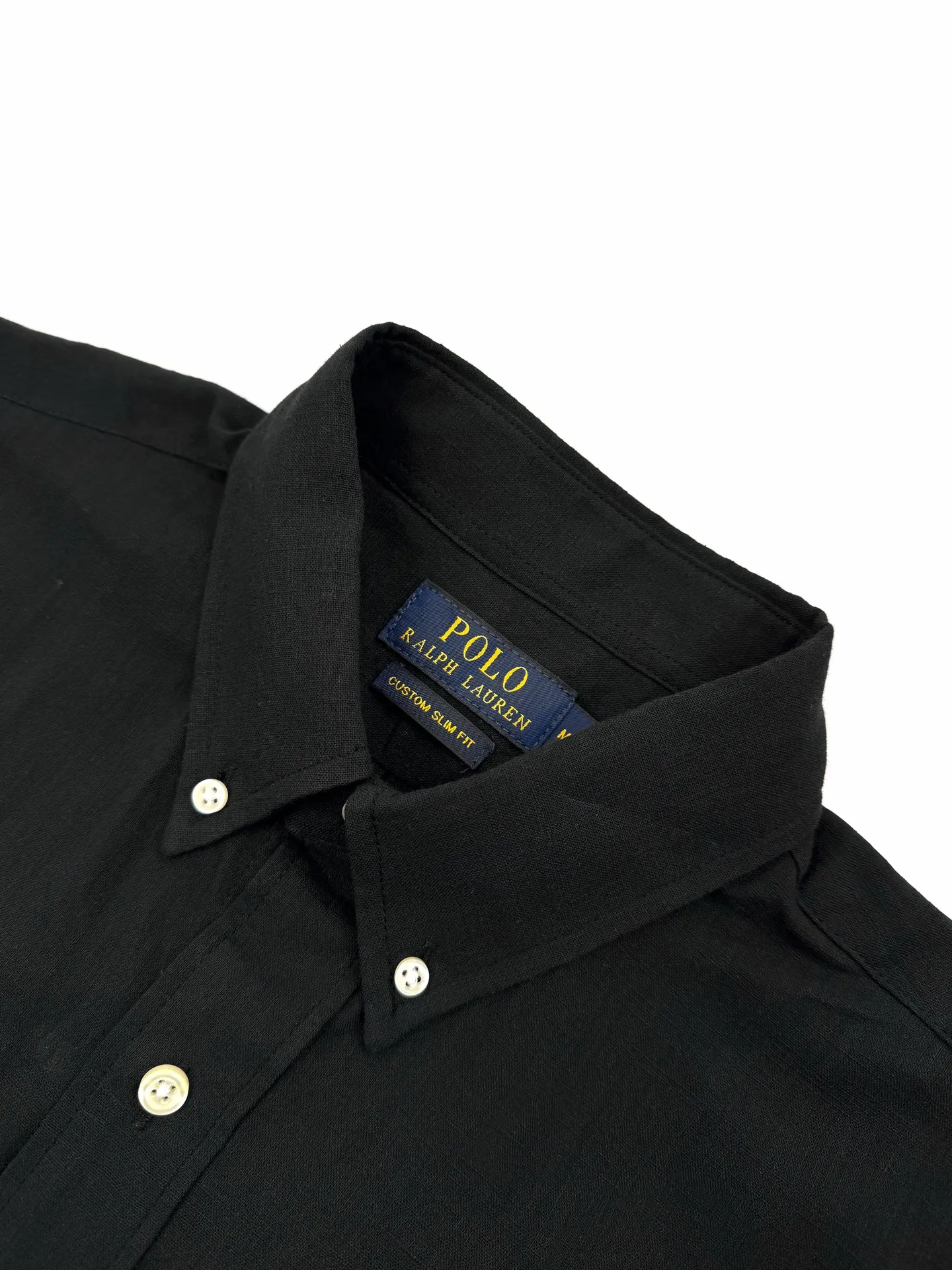 P270 Ralph Lauren logo embroidered short-sleeved shirt. Selected high-quality linen and cotton plain fabric with natural texture and breathability. Tight and smooth, comfortable and close to the skin. Elegantly presented in a deep black. The iconic red pony embroidery is like a smart note jumping on the black canvas. Simple but highly recognizable. The clever design of the external pleated split back shoulder adds a sense of agility and detachment in a minimalist shape. Contains the soul of fashion. Process 1: Adopt imported machine embroidery technology and use advanced computer control systems and precision mechanical components to achieve the iconic pony embroidery operation with high precision and smooth and delicate lines. Process 2: Adopt side-turning buried clamp stitching process, which is smooth and tidy. Process 3: The fabrics have been washed and have a better hand feel. Not easy to deform, not easy to shrink, not easy to fade, and maintain long-term beauty. Accessories: Customized 1:1 thick plate resin buckle Customized 1:1 Ralph Lauren trademark Fit: Loose fit Size: S M L XL Style number: CC926